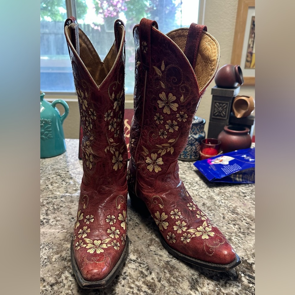 Womens Shyanne Embroidered boots size 8
